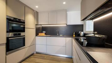 Een koelkast, een microgolfoven, een oven, een kookplaat