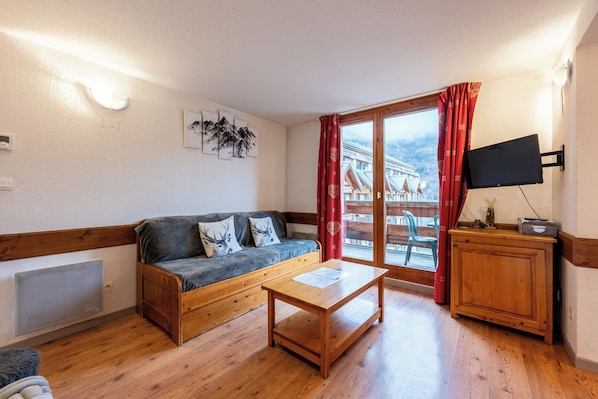 TV, table tennis - Apartment 'Valloire' with Mountain View, Private Terrace and Wi-Fi (Valloire)