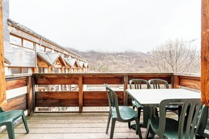 Outdoor dining - Apartment 'Valloire' with Mountain View, Private Terrace and Wi-Fi (Valloire)