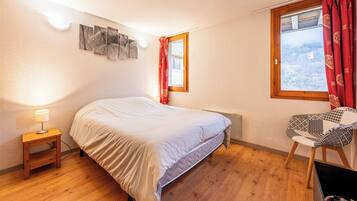 2 bedrooms, iron/ironing board, free WiFi