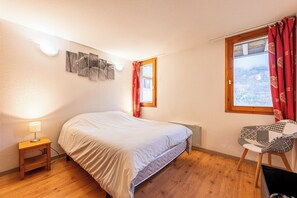 2 bedrooms, iron/ironing board, free WiFi - Apartment 'Valloire' with Mountain View, Private Terrace and Wi-Fi (Valloire)