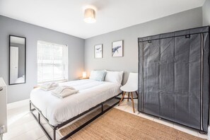 4 bedrooms, iron/ironing board, WiFi, bed sheets - The Red House, Leiston - A Smart Base for Coast and Work (Suffolk)