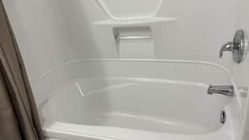 Deluxe Single Room, Balcony | Bathroom | Towels, soap, shampoo, toilet paper