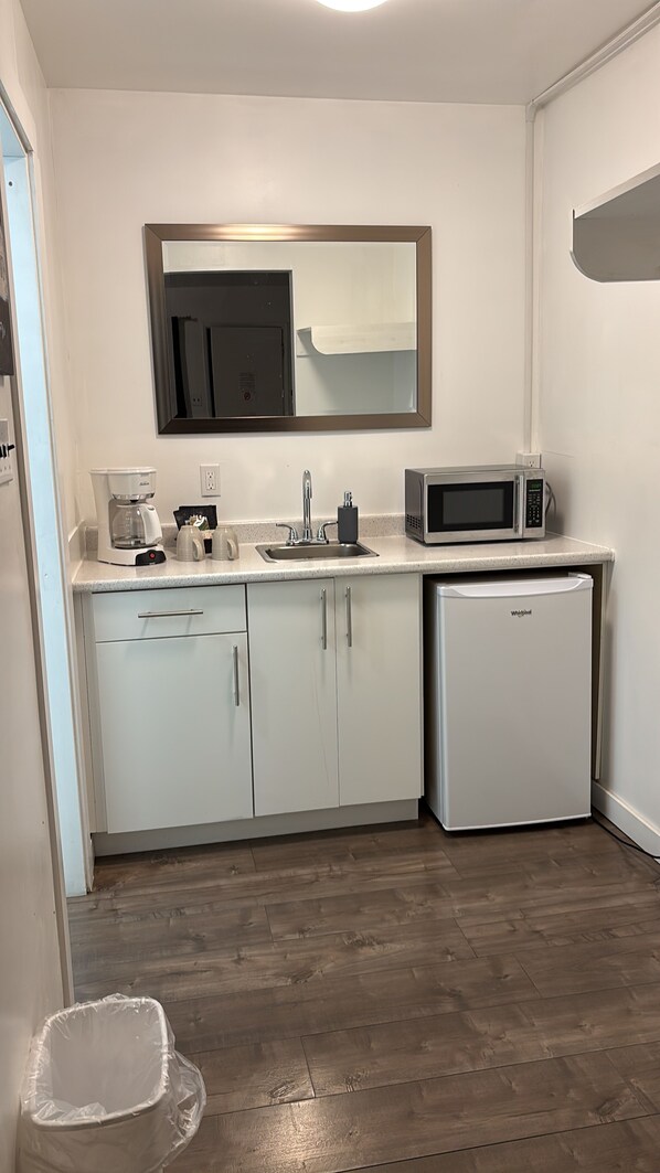 Deluxe Single Room, Balcony | Desk, iron/ironing board, free WiFi - Ashcroft Motel (Ashcroft)