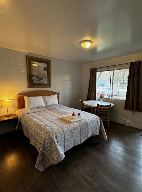 Deluxe Single Room, Balcony | 1 bedroom, desk, iron/ironing board, free WiFi