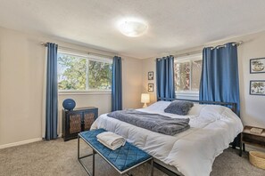 2 Schlafzimmer, Schreibtisch, Bügeleisen/Bügelbrett, Reisekinderbett