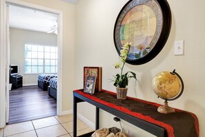 3 habitaciones, tabla de planchar con plancha, wifi y ropa de cama 