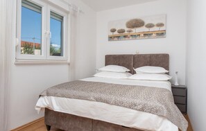 2 slaapkamers, een strijkplank/strijkijzer, reisbedje, gratis wifi