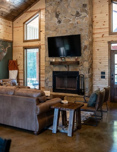 Cozy 4 bedroom Lodge close to I-30 and local wedding venues
