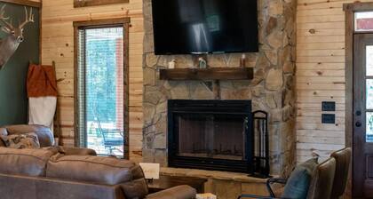 Cozy 4 bedroom Lodge close to I-30 and local wedding venues