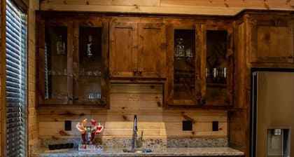 Cozy 4 bedroom Lodge close to I-30 and local wedding venues