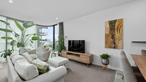 Smart TV, libri, studio