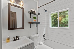 Dusche, Haartrockner, Handtücher, Seife