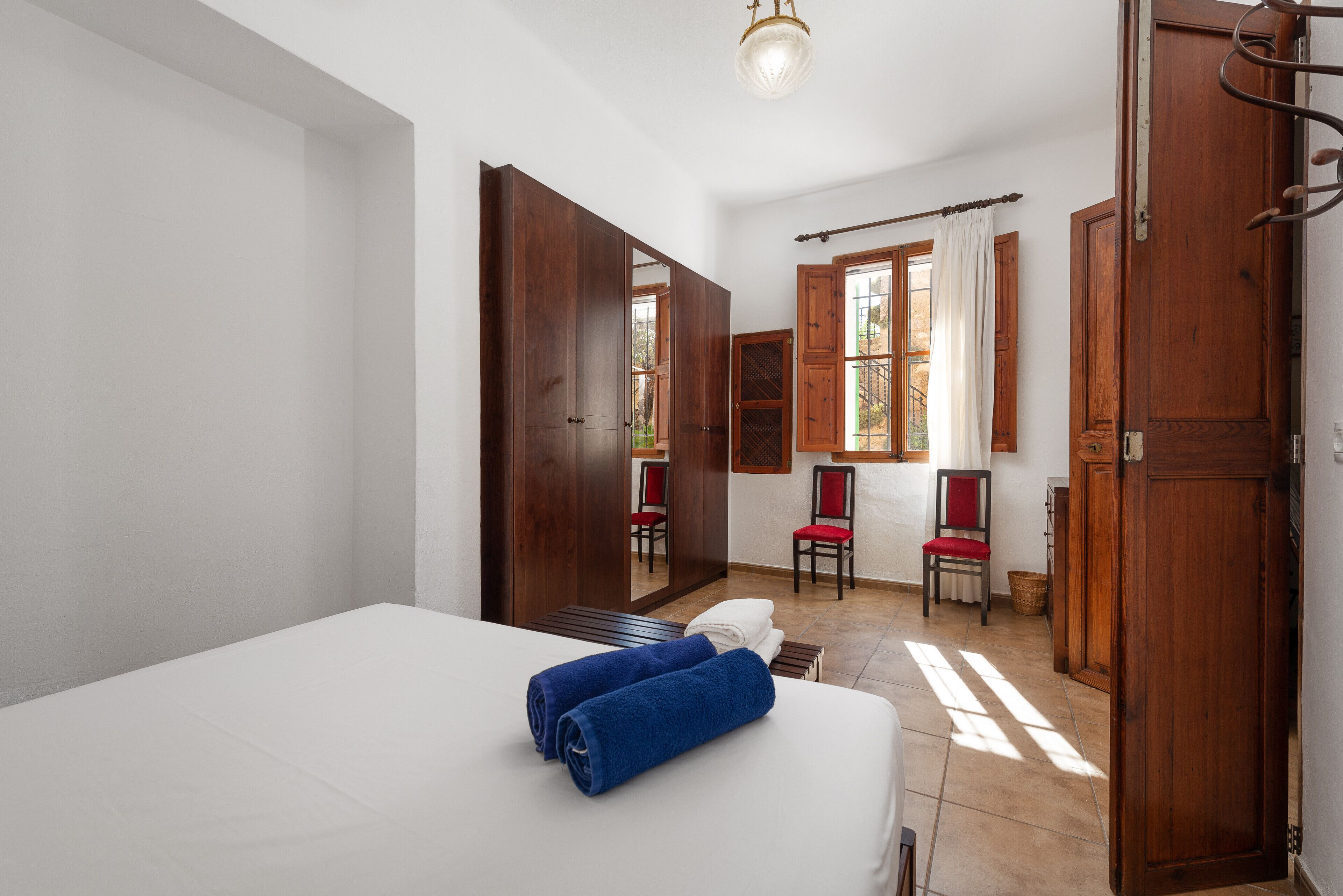 4 dormitorios, tabla de planchar con plancha, wifi gratis y ropa de cama