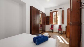 4 slaapkamers, een strijkplank/strijkijzer, gratis wifi, beddengoed