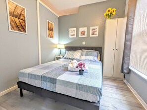 2 chambres, bureau, fer et planche à repasser, lit de bébé portatif