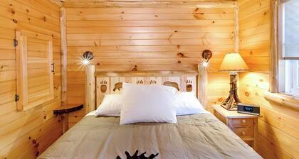 Cozy Cabin with second floor loft, fireplace, campfire pits, and kitchen