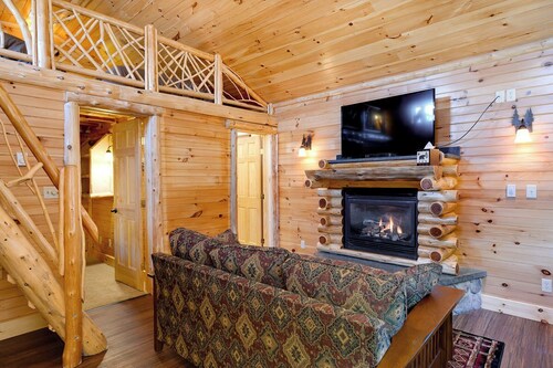 Cozy Cabin with second floor loft, fireplace, campfire pits, and kitchen