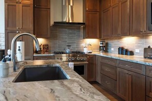 Frigorífic, microones, forn i placa de cuina