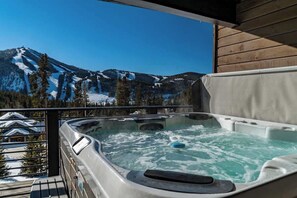 Banyera d'hidromassatge a l'aire lliure