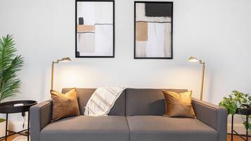 Een smart-tv en boeken