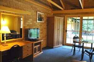 Escritorio, tabla de planchar con plancha y wifi gratis 