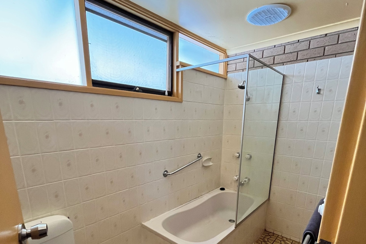 Family Triple Room, Garden View | Bathroom