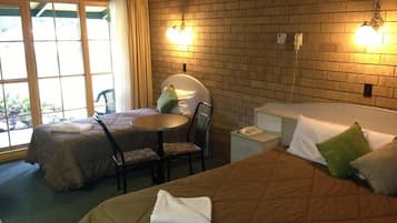 Standard-Zweibettzimmer, Gartenblick | Schreibtisch, Bügeleisen/Bügelbrett, kostenloses WLAN