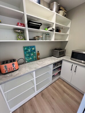 Fridge, microwave, oven, stovetop - 5 minutes to the lake front! Brand new, modern, spacious 3 bedroom home.🏡 (Lake Hawea)