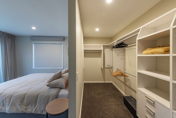 3 bedrooms, iron/ironing board, travel cot, free WiFi - 5 minutes to the lake front! Brand new, modern, spacious 3 bedroom home.🏡 (Lake Hawea)