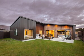 Outdoor dining - 5 minutes to the lake front! Brand new, modern, spacious 3 bedroom home.🏡 (Lake Hawea)