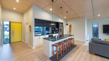 Refrigerador, microondas, horno y parrilla de estufa