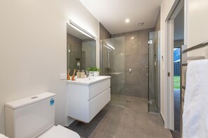 Shower, hair dryer, towels, soap - 5 minutes to the lake front! Brand new, modern, spacious 3 bedroom home.🏡 (Lake Hawea)