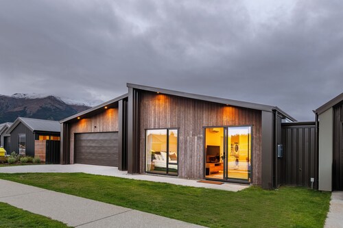 5 minutes to the lake front! Brand new, modern, spacious 3 bedroom home.🏡 