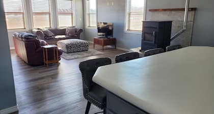 Spacious 4-bedroom house in charming Council with WiFi, AC, 80% ADA compliant.