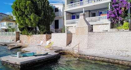 Holiday Home Seafront Escape, Tribanj, Croatia