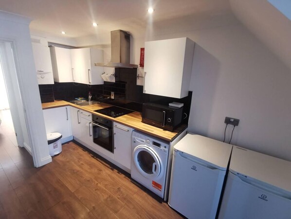 Jääkaappi, mikroaaltouuni, uuni, liesi