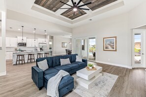 TV connectée, cheminée, jeux vidéo, livres