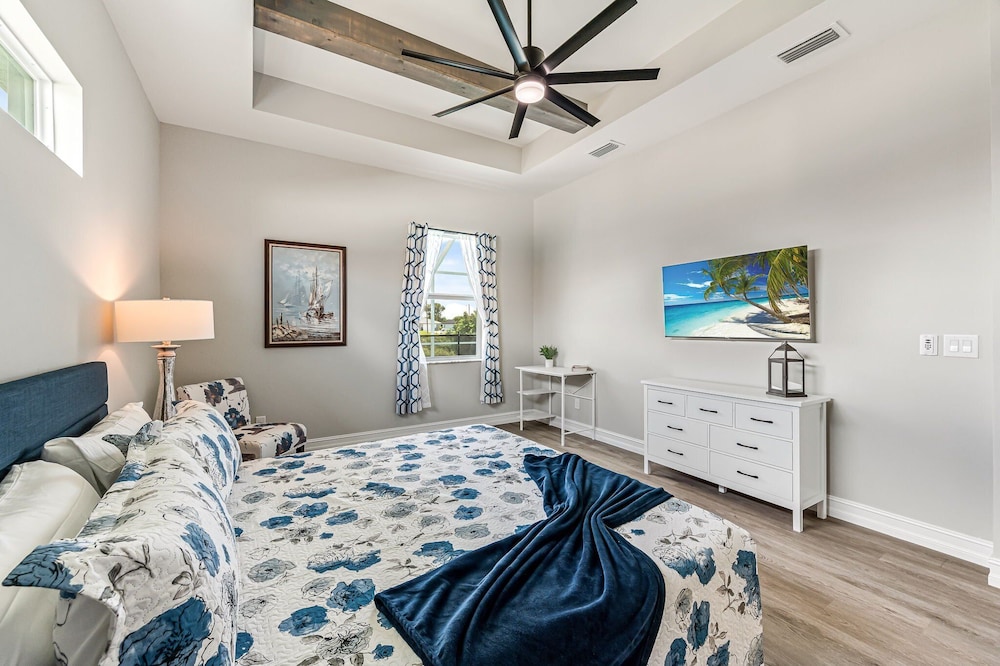 Whispering Sapphire Your Serene Waterfront Escape Awaits! Cape Coral