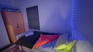 2 habitaciones, tabla de planchar con plancha, wifi y ropa de cama 