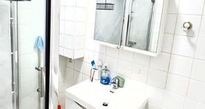 Een douche, handdoeken