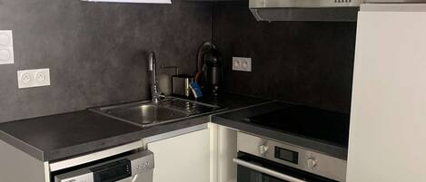 Réfrigérateur, lave-vaisselle, vaisselle et ustensiles