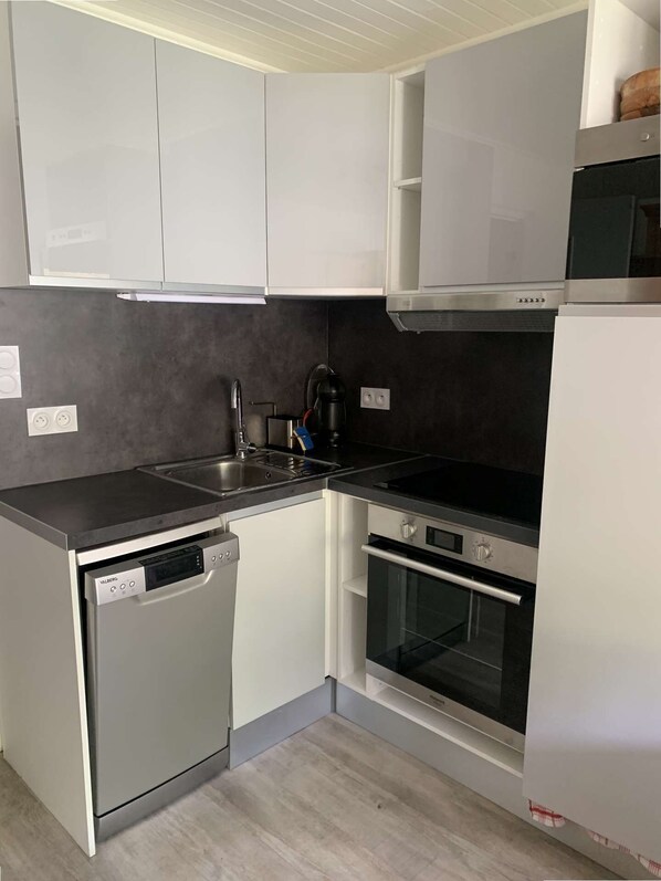 Kjøleskap, oppvaskmaskin og kjøkkenutstyr