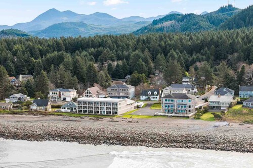 Fantastic Seaside Beach Escape, Across Street From Ocean, Perfect for Families, Games, Walk to Beach