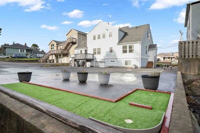 Fantastic Seaside Beach Escape, Across Street From Ocean, Perfect for Families, Games, Walk to Beach