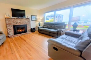 Televisión, chimenea y libros 