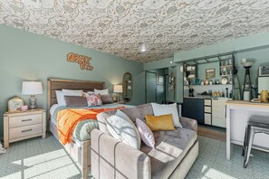 1 bedroom, iron/ironing board, travel crib, free WiFi - Walk-in Studio w/Patio, Pets OK! (Branson)