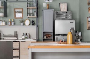Réfrigérateur, micro-ondes, plaque de cuisson, cafetière/bouilloire