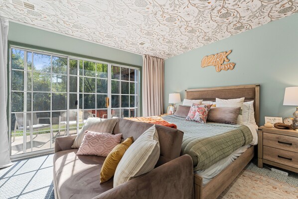 1 bedroom, iron/ironing board, travel crib, free WiFi - Walk-in Studio w/Patio, Pets OK! (Branson)