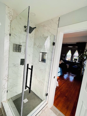 تجهيزات دش، مجففات شعر، مناشف، صابون